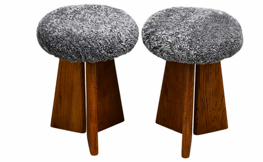 Paire de tabourets suédois avec bases en chêne massif et coussins en peau de mouton gris
